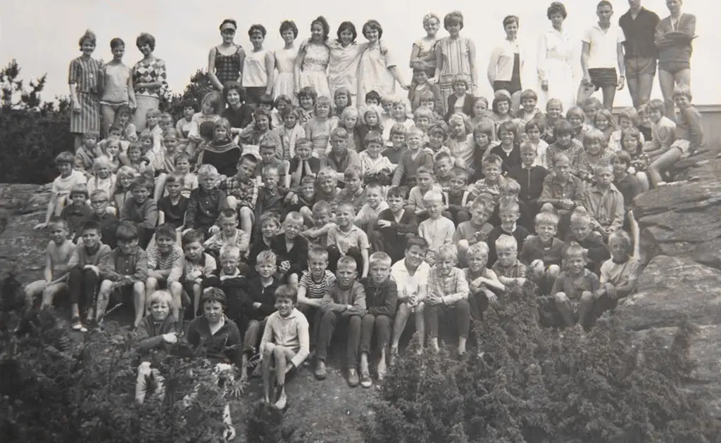 Historiskt svartvitt gruppfoto från 1962 med barn och ledare från Gällivare på sommarkoloni i Åsa.